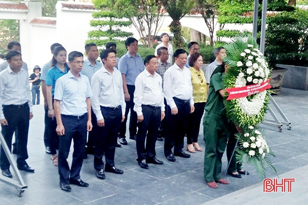 Bộ trưởng Bộ Tài chính dâng hương tại Khu di tích Ngã ba Đồng Lộc