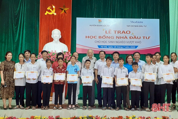 Trao học bổng cho học sinh vượt khó học giỏi ở Hương Khê
