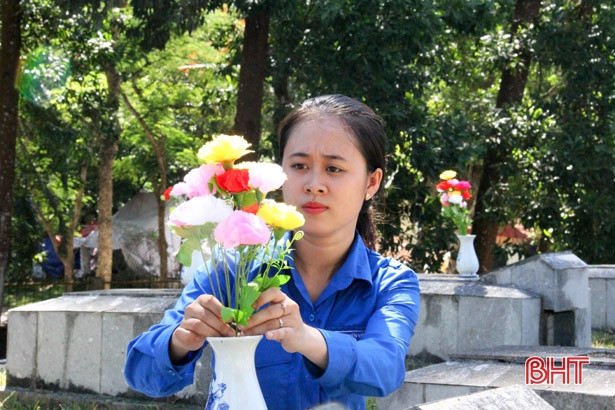 Tuổi trẻ Hương Sơn dâng hơn 1.100 bó hoa tươi thắm lên các phần mộ liệt sỹ