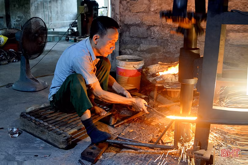 Làng rèn ở Hà Tĩnh “rực lửa” trong những ngày nắng nóng