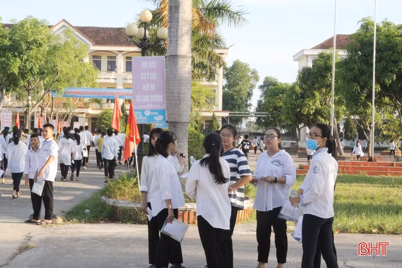 Sáng nay, gần 16.500 thí sinh Hà Tĩnh bước vào kỳ thi tuyển sinh lớp 10 THPT