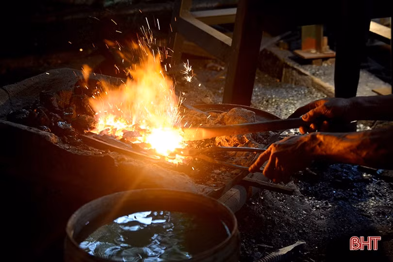 Làng rèn ở Hà Tĩnh “rực lửa” trong những ngày nắng nóng
