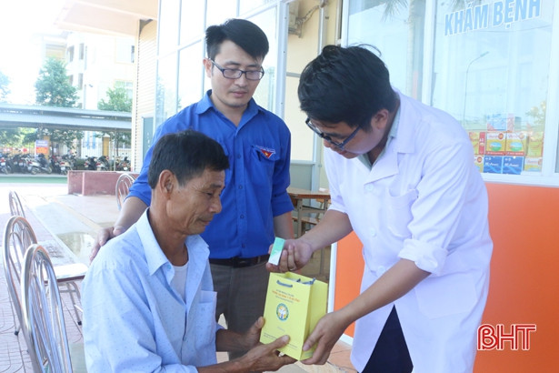 Khám, cấp thuốc miễn phí cho cựu TNXP và gia đình chính sách