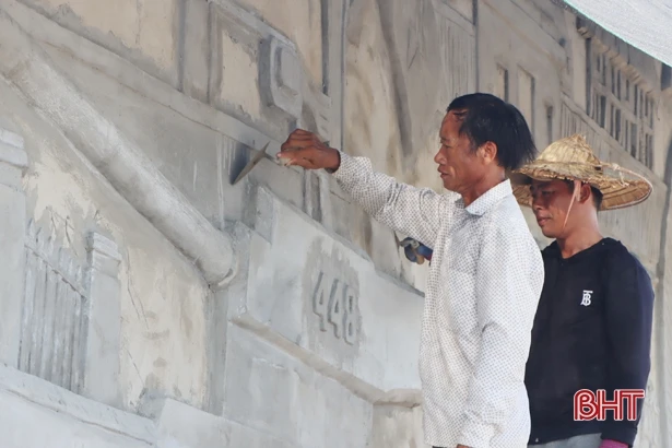 Thợ xây quên nắng nóng, chạy đua “thay áo mới” cho nghĩa trang liệt sỹ ở Hà Tĩnh