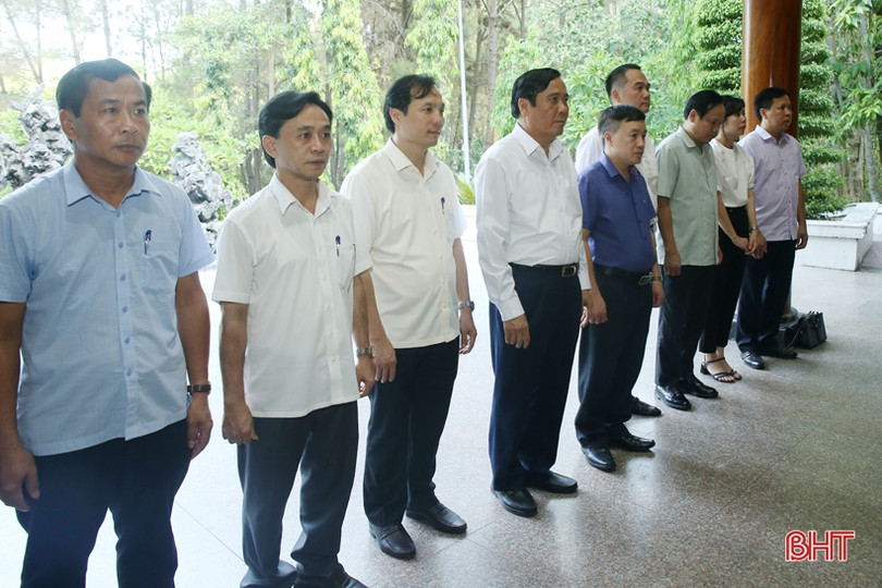 Phó Trưởng Ban Thường trực Ban Tổ chức Trung ương dâng hương tại Ngã ba Đồng Lộc