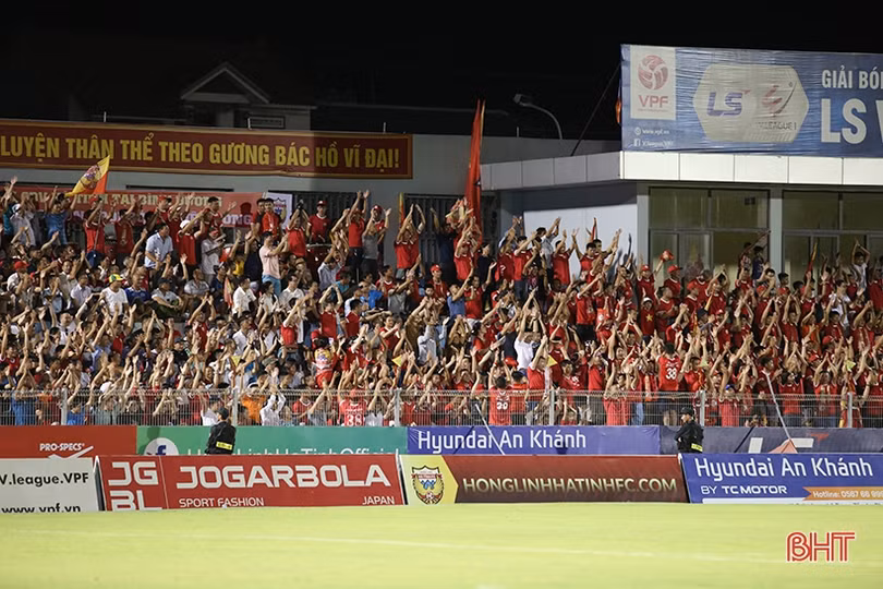 Hồng Lĩnh Hà Tĩnh - TP. HCM: Điểm tựa khán đài và những tổn thất của đội khách