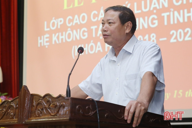 Trao bằng tốt nghiệp Cao cấp Lý luận chính trị cho 89 học viên Hà Tĩnh