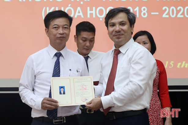 Trao bằng tốt nghiệp Cao cấp Lý luận chính trị cho 89 học viên Hà Tĩnh