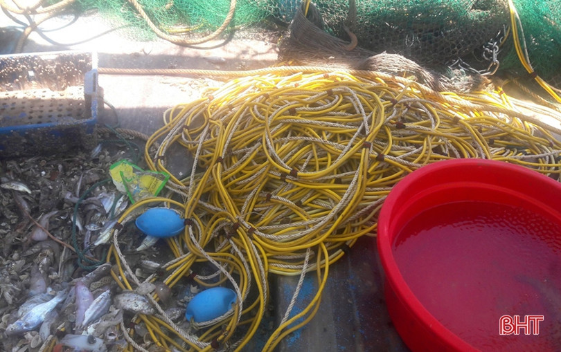 Đuổi bắt tàu giã cào khai thác trái phép trên vùng biển phía Nam Hà Tĩnh