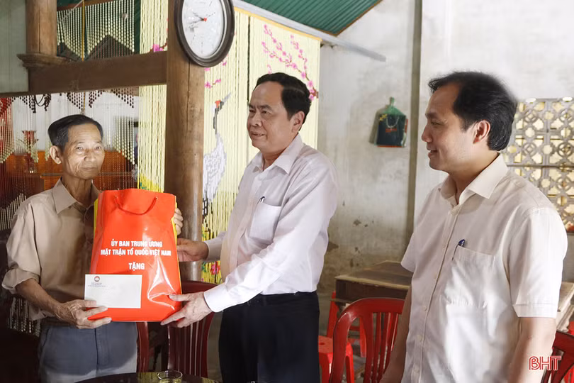 Chủ tịch Ủy ban Trung ương MTTQ Việt Nam tặng quà các gia đình chính sách tại Hà Tĩnh