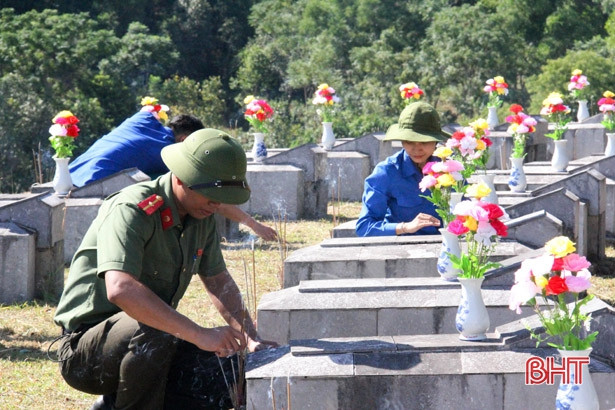Tuổi trẻ Hương Sơn dâng hơn 1.100 bó hoa tươi thắm lên các phần mộ liệt sỹ