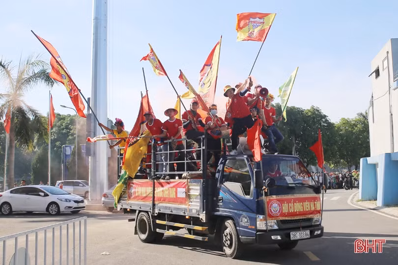 Sân vận động Hà Tĩnh “nóng” trước giờ khai cuộc gặp CLB TP. Hồ Chí Minh