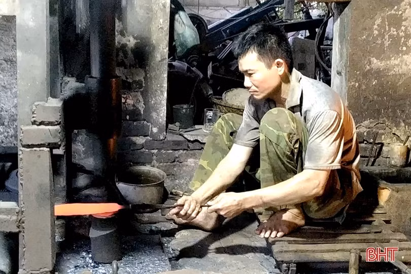 Làng rèn ở Hà Tĩnh “rực lửa” trong những ngày nắng nóng