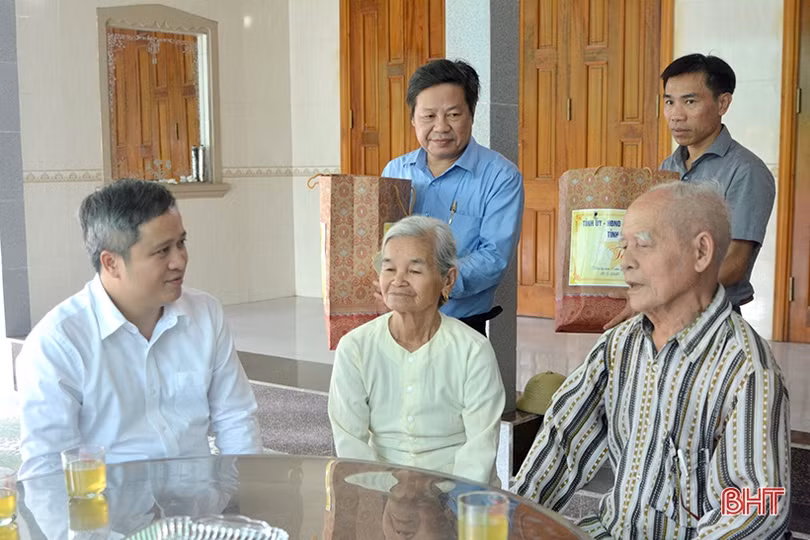 Chủ tịch UBND tỉnh Hà Tĩnh tặng quà các gia đình chính sách ở Hương Khê