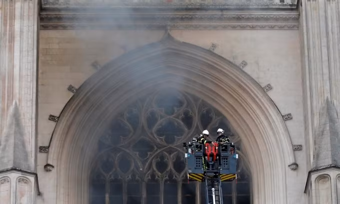 Cháy lớn tại nhà thờ cổ của Pháp