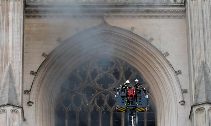 Cháy lớn tại nhà thờ cổ của Pháp