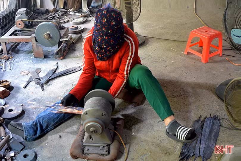 Làng rèn ở Hà Tĩnh “rực lửa” trong những ngày nắng nóng