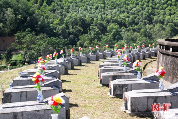 Tuổi trẻ Hương Sơn dâng hơn 1.100 bó hoa tươi thắm lên các phần mộ liệt sỹ