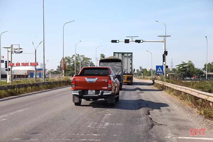 Mặt đường “luống khoai” ở nút giao tuyến tránh thành phố Hà Tĩnh