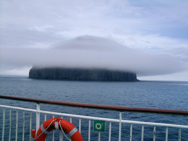 Hòn đảo trơ trọi hút khách vì hiện tượng thiên nhiên hiếm có