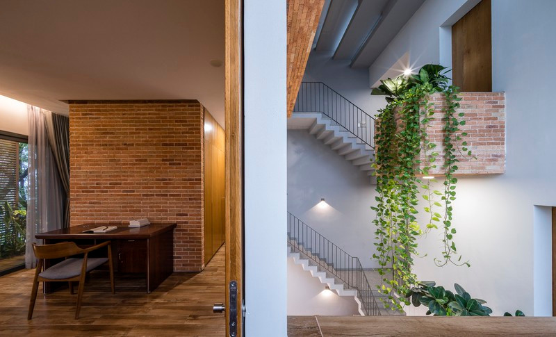 Nhờ có sân thượng trồng cây mà nhà phố xanh y như nhà vườn