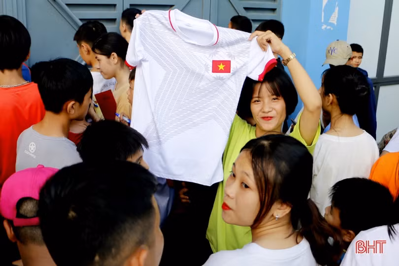 Tiến Dũng, Công Phượng hào hứng trên sân Hà Tĩnh