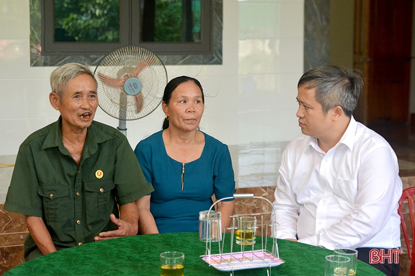 Chủ tịch UBND tỉnh Hà Tĩnh tặng quà các gia đình chính sách ở Hương Khê