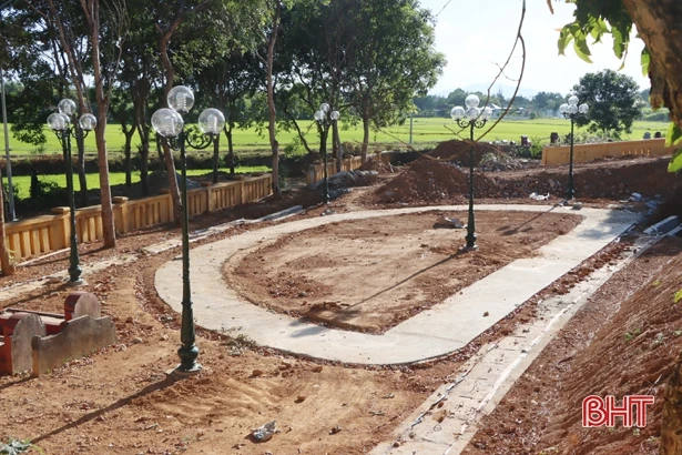 Thợ xây quên nắng nóng, chạy đua “thay áo mới” cho nghĩa trang liệt sỹ ở Hà Tĩnh