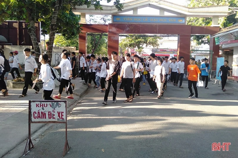 Sáng nay, gần 16.500 thí sinh Hà Tĩnh bước vào kỳ thi tuyển sinh lớp 10 THPT