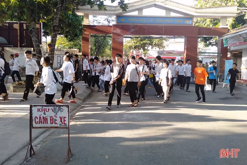 Sáng nay, gần 16.500 thí sinh Hà Tĩnh bước vào kỳ thi tuyển sinh lớp 10 THPT