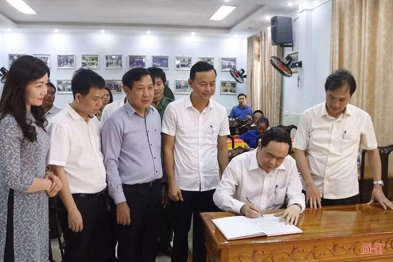 Chủ tịch Ủy ban Trung ương MTTQ Việt Nam tặng quà các gia đình chính sách tại Hà Tĩnh