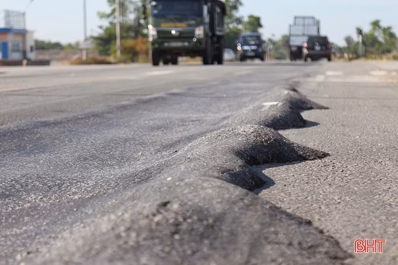 Mặt đường “luống khoai” ở nút giao tuyến tránh thành phố Hà Tĩnh