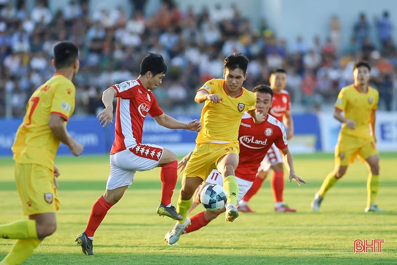 Chuyện chàng tiền vệ Hồng Lĩnh Hà Tĩnh “khóa chân” Công Phượng