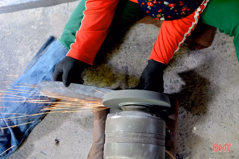 Làng rèn ở Hà Tĩnh “rực lửa” trong những ngày nắng nóng