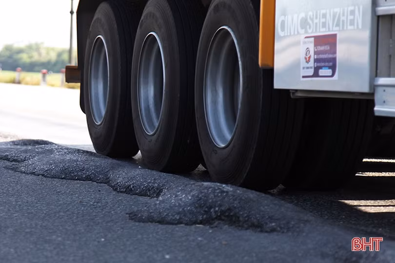 Mặt đường “luống khoai” ở nút giao tuyến tránh thành phố Hà Tĩnh