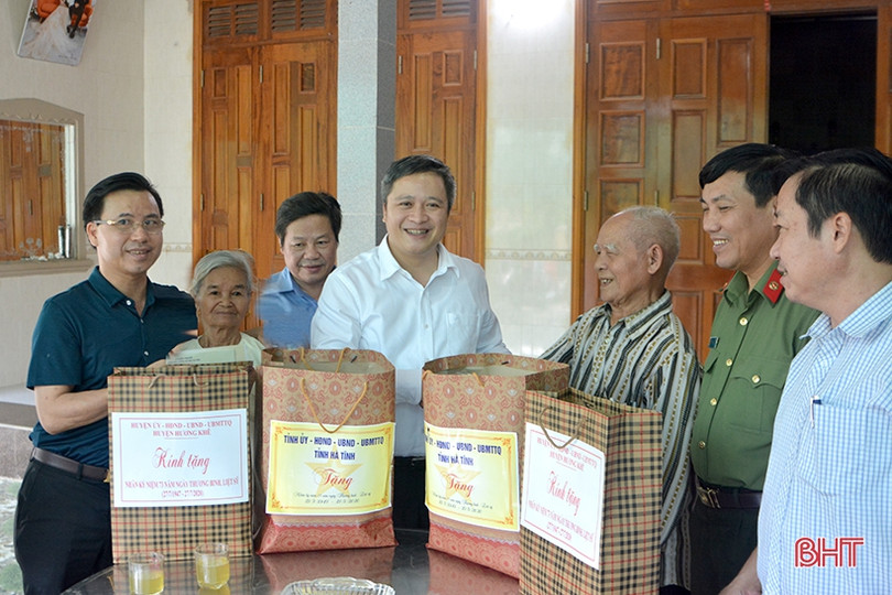Thăm hỏi, tặng quà gia đình thương binh, liệt sỹ nhân ngày 27/7 ảnh 20 Thăm hỏi, tặng quà gia đình thương binh, liệt sỹ nhân ngày 27/7