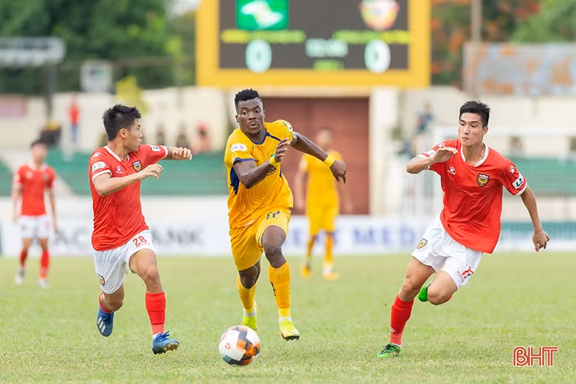 Hồng Lĩnh Hà Tĩnh - TP. HCM: Điểm tựa khán đài và những tổn thất của đội khách