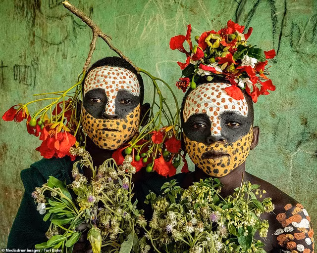 Vẻ đẹp độc đáo trong cách trang điểm, làm tóc của bộ lạc Châu Phi