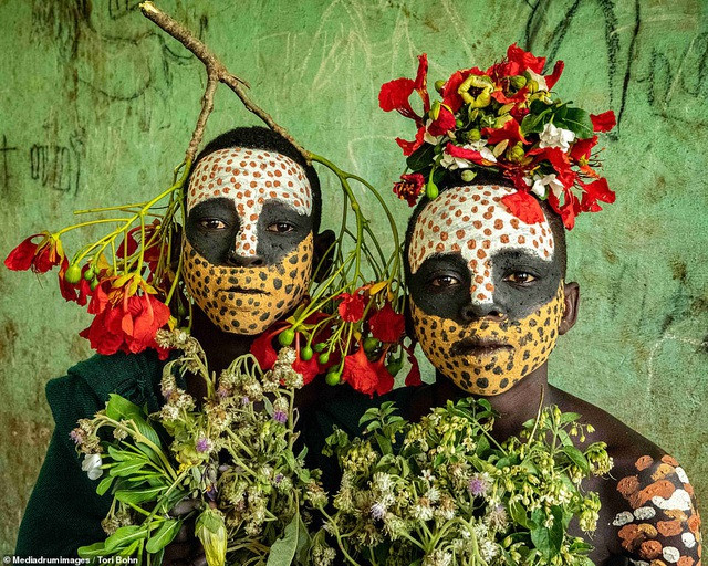 Vẻ đẹp độc đáo trong cách trang điểm, làm tóc của bộ lạc Châu Phi