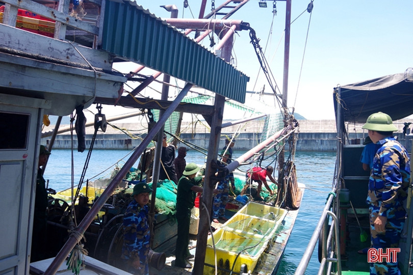 Đuổi bắt tàu giã cào khai thác trái phép trên vùng biển phía Nam Hà Tĩnh