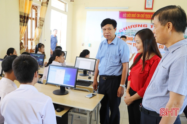 Trao tặng trang thiết bị trị giá hơn 200 triệu đồng cho trường học ở Vũ Quang