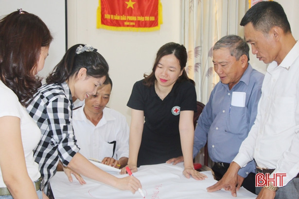 Hỗ trợ sinh kế cho 15 hộ dân là nạn nhân bom mìn ở Hà Tĩnh