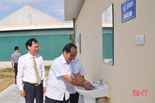 Bàn giao 7 công trình phụ cho các trường học Hà Tĩnh
