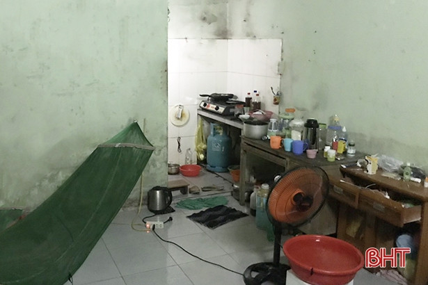 Người thuê trọ ở Hà Tĩnh chật vật trong những căn phòng như... “lò bát quái”!