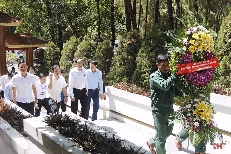 Chủ tịch Ủy ban Trung ương MTTQ Việt Nam tặng quà các gia đình chính sách tại Hà Tĩnh