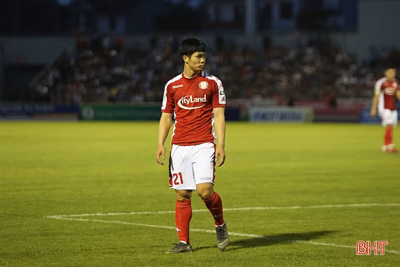 Chuyện chàng tiền vệ Hồng Lĩnh Hà Tĩnh “khóa chân” Công Phượng