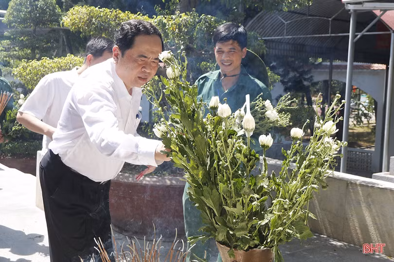 Chủ tịch Ủy ban Trung ương MTTQ Việt Nam tặng quà các gia đình chính sách tại Hà Tĩnh