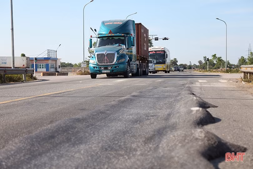 Mặt đường “luống khoai” ở nút giao tuyến tránh thành phố Hà Tĩnh