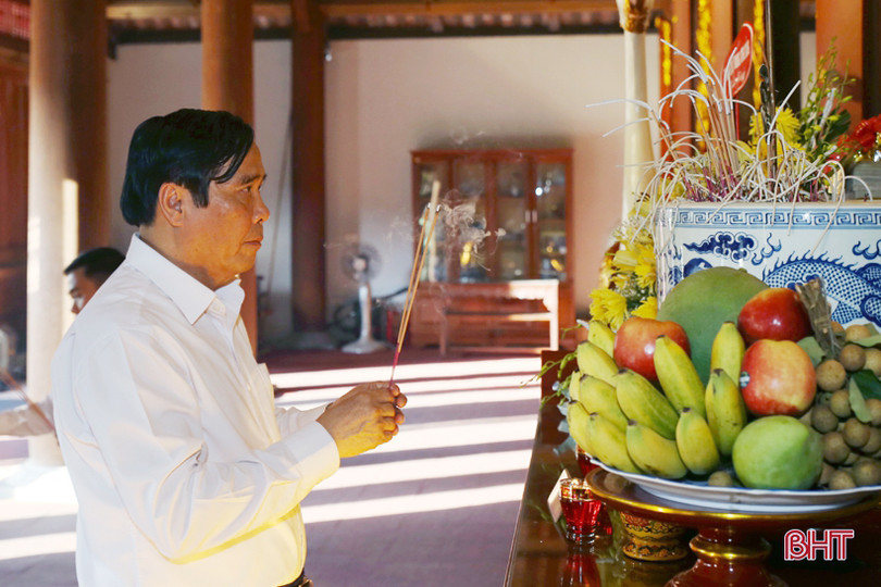 Phó Trưởng Ban Thường trực Ban Tổ chức Trung ương dâng hương tại Ngã ba Đồng Lộc