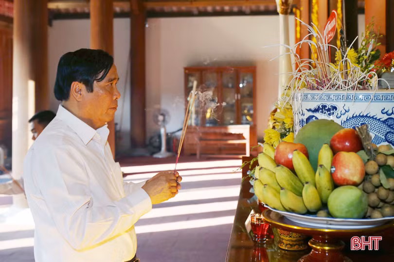 Phó Trưởng Ban Thường trực Ban Tổ chức Trung ương dâng hương tại Ngã ba Đồng Lộc